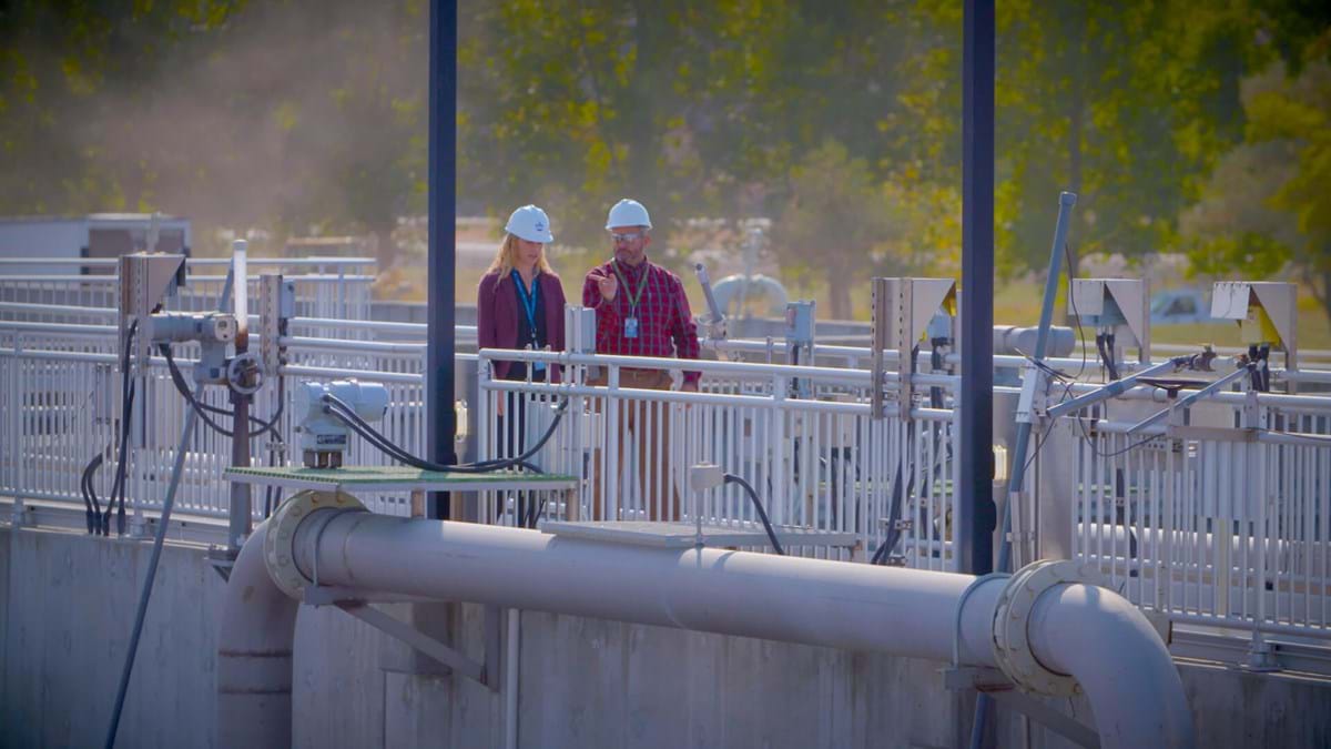 Two water renewal workers at the water treatment plant