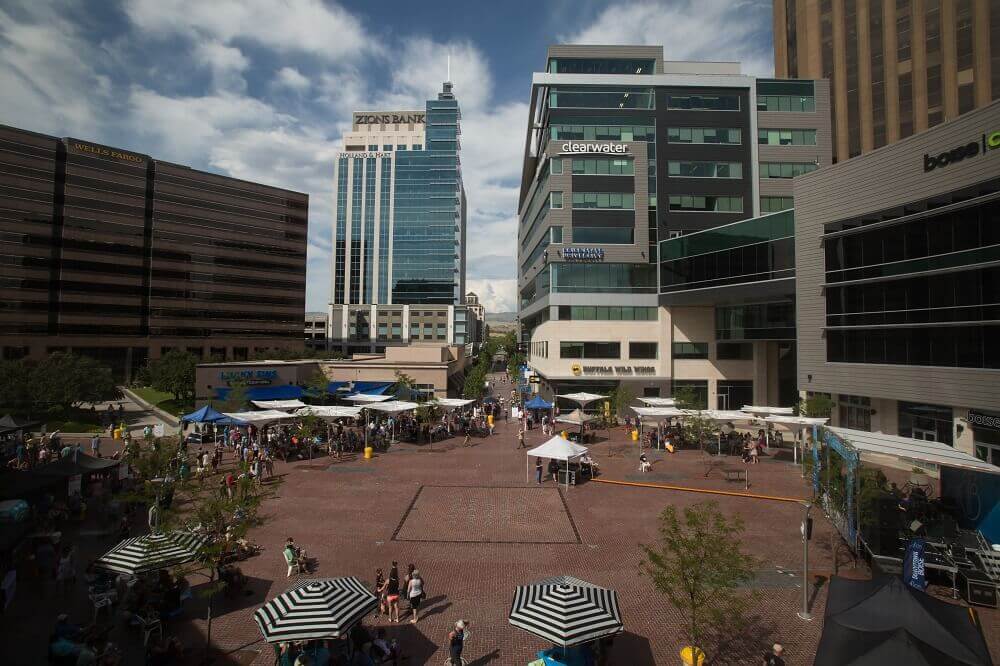 grove plaza in the summer during market time